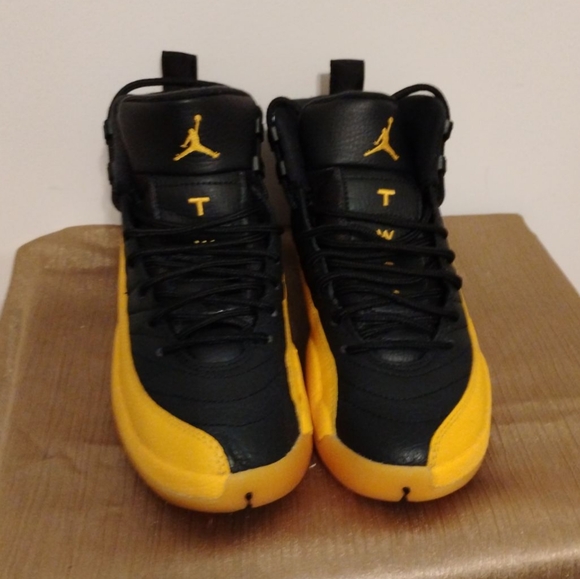 Basketball Air Jordan 12 Black University Gold Air Jordan 12 Retro